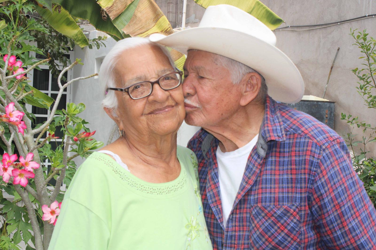 $!A Ernestina y Eliseo el amor los mantiene juntos desde hace 70 años