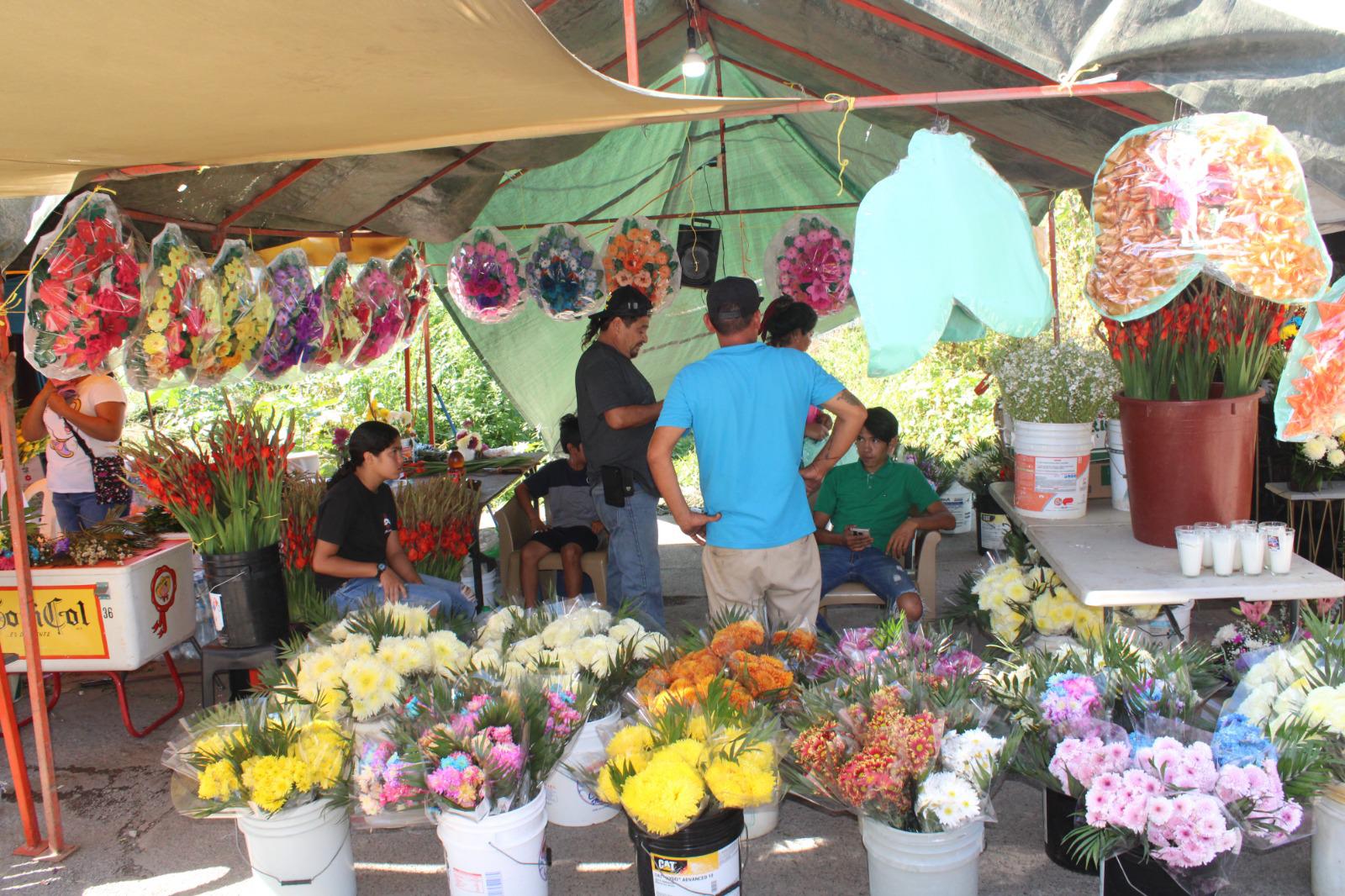 $!Piden menos flores ante el temor que no haya negocio en panteones de Rosario