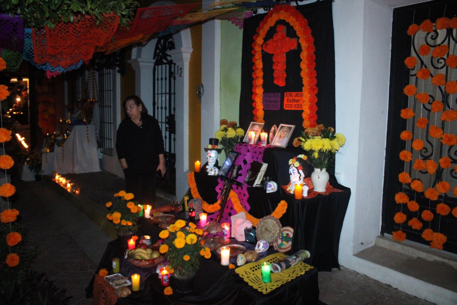 $!Exponen con nostalgia tradicionales altares de muertos en Rosario