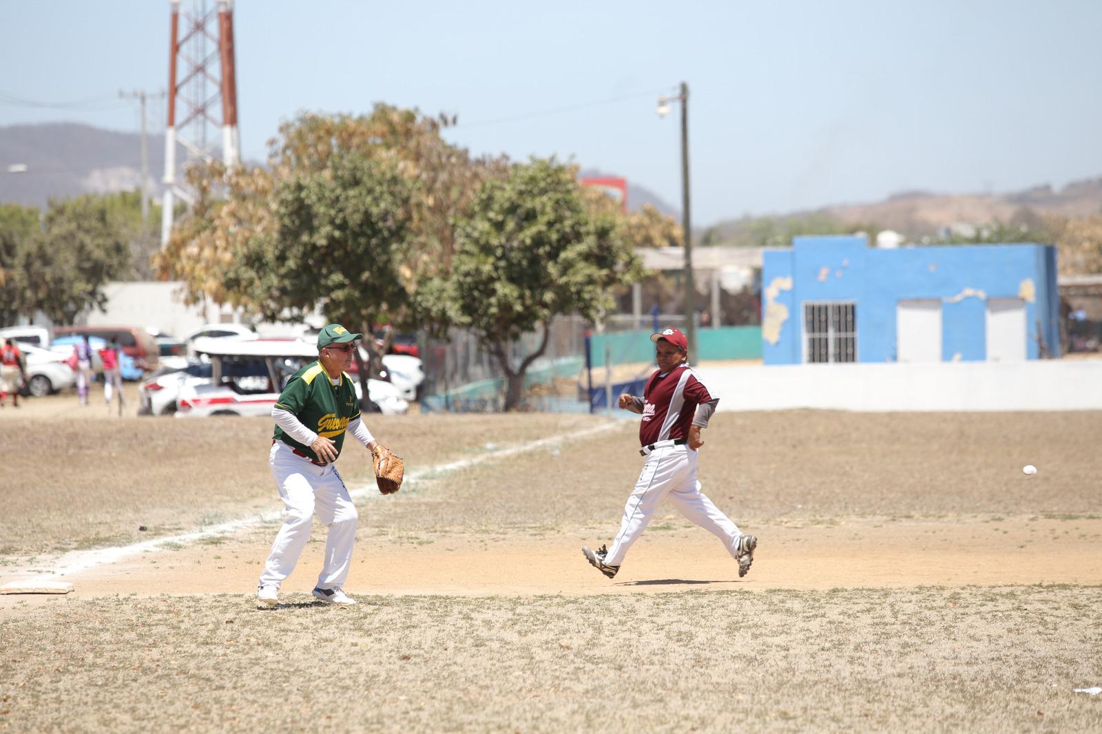 $!Herrería Lizárraga apalea en beisbol de 60 Años, en Chololos