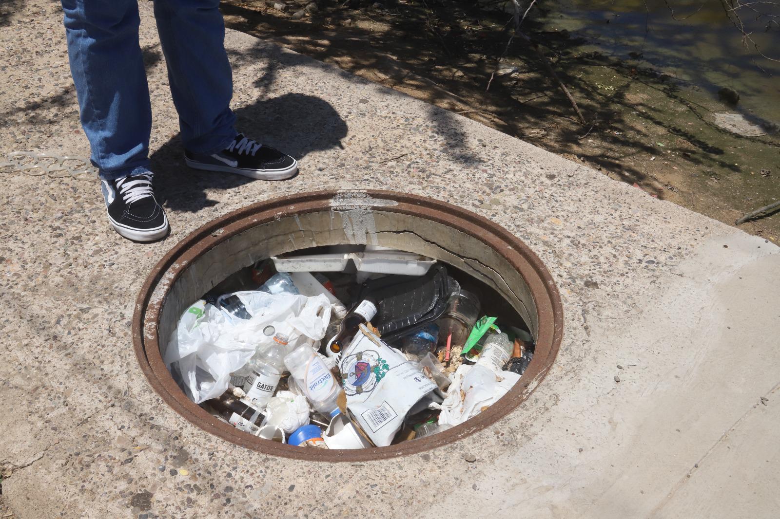 $!Tiran todo tipo de basura en el Estero del Yugo, en Mazatlán