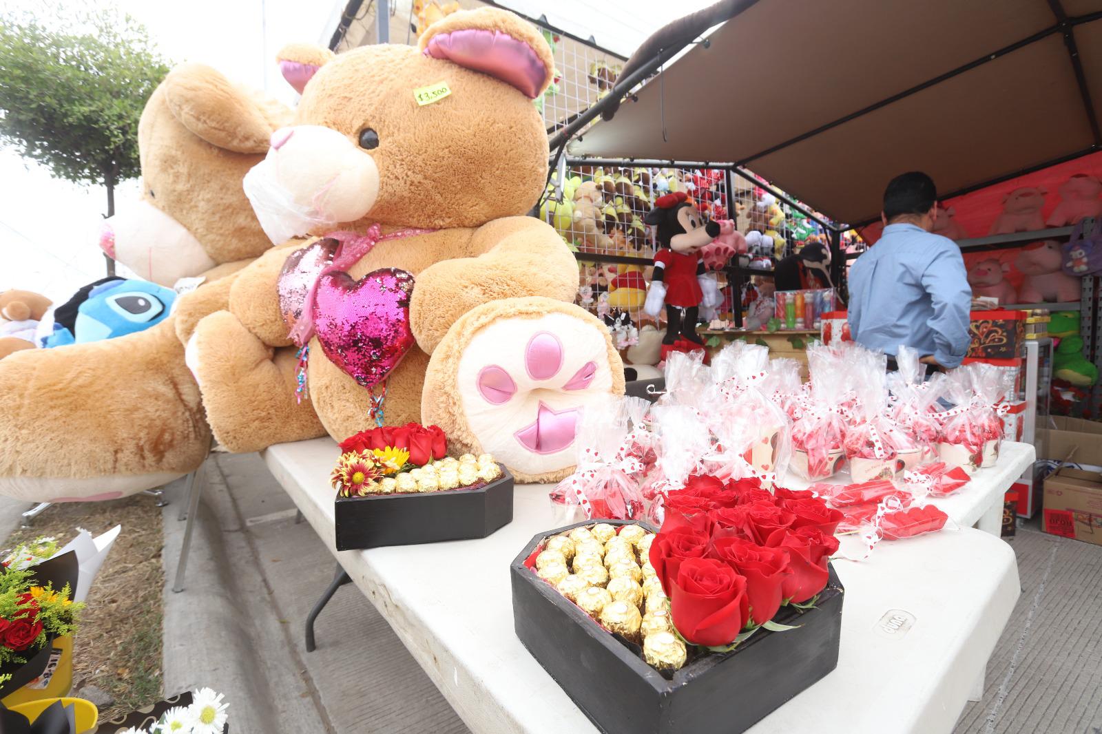 $!Altos precios obligan a cambiar flores o peluches por otros detalles este 14 de febrero