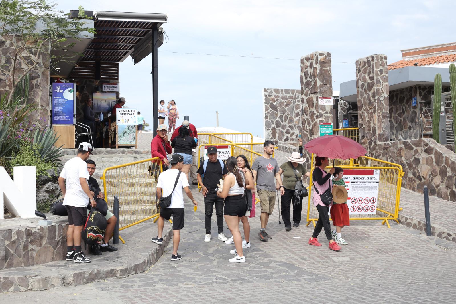 $!Aprovechan visitantes el clima frío para subir al Faro de Mazatlán