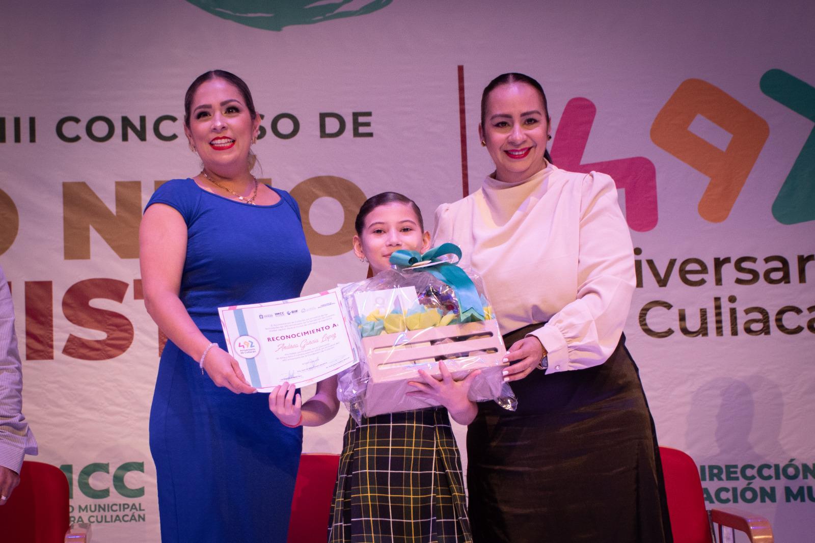 $!Cada uno de los niños subió al estrado por un paquete re libros y diploma de participación.