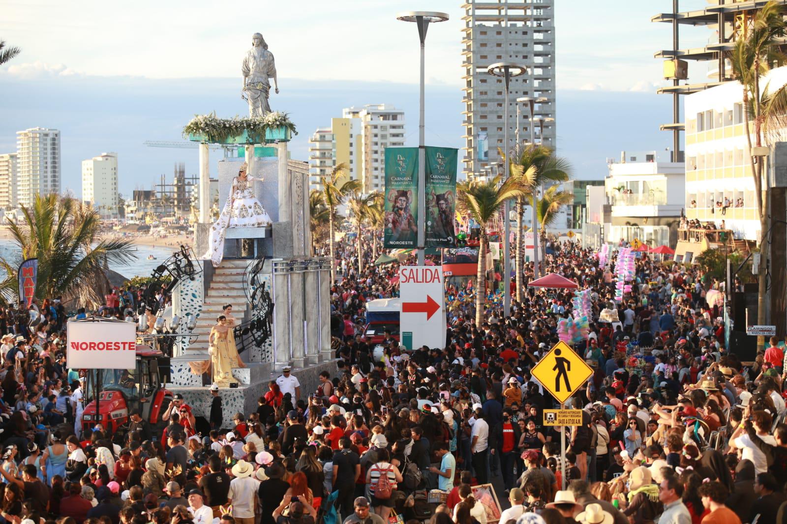 $!Uma, Reina de los Juegos Florales del Carnaval de Mazatlán 2023, saluda desde lo alto de su carroza real, patrocinada por Noroeste.