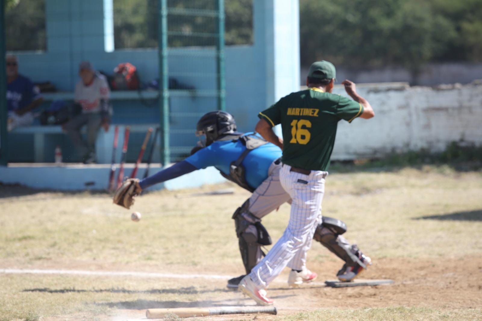 $!Familia Corlosqui es campeón de playoffs de 60 Años y Más, en el Chololos