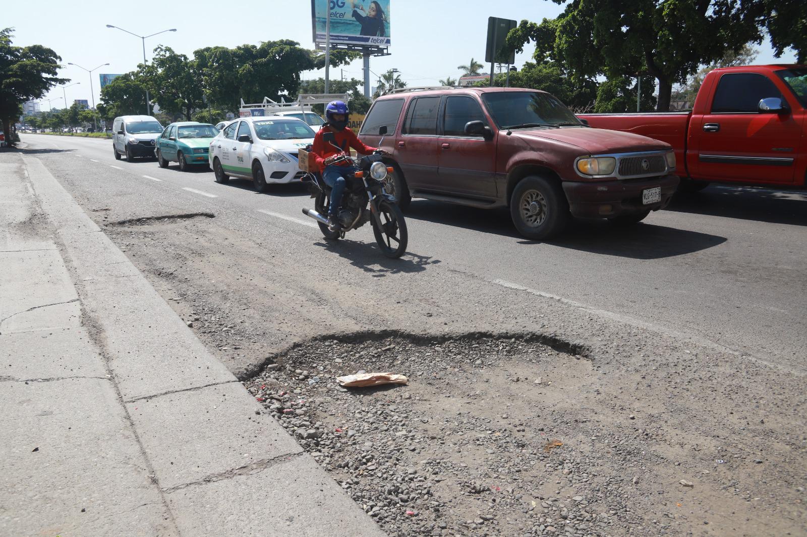 $!Baches y fugas de aguas negras han provocado pleitos en algunas avenidas de Mazatlán