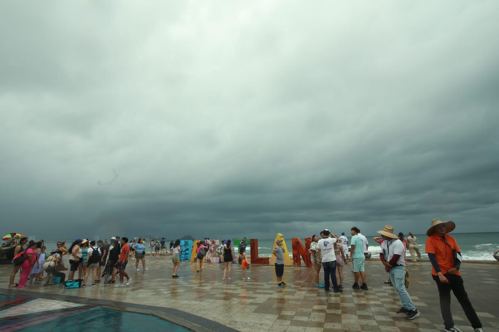 $!Caen intensas lluvias en Mazatlán y ponen en alerta a vecinos de zonas bajas