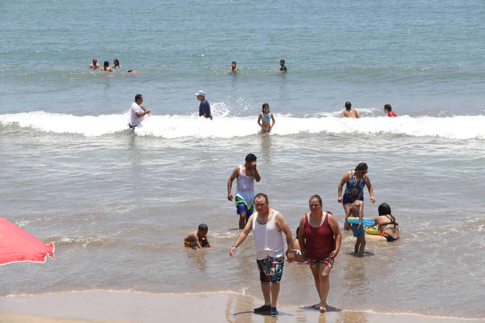 $!Alertan a bañistas con banderas de precaución y quemadores en Mazatlán