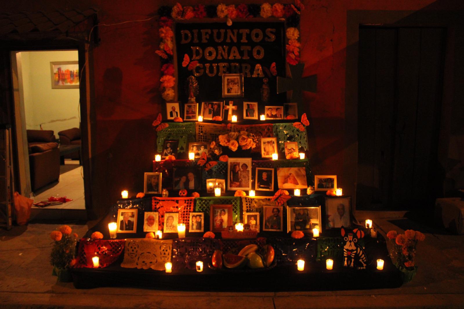 $!Exponen con nostalgia tradicionales altares de muertos en Rosario