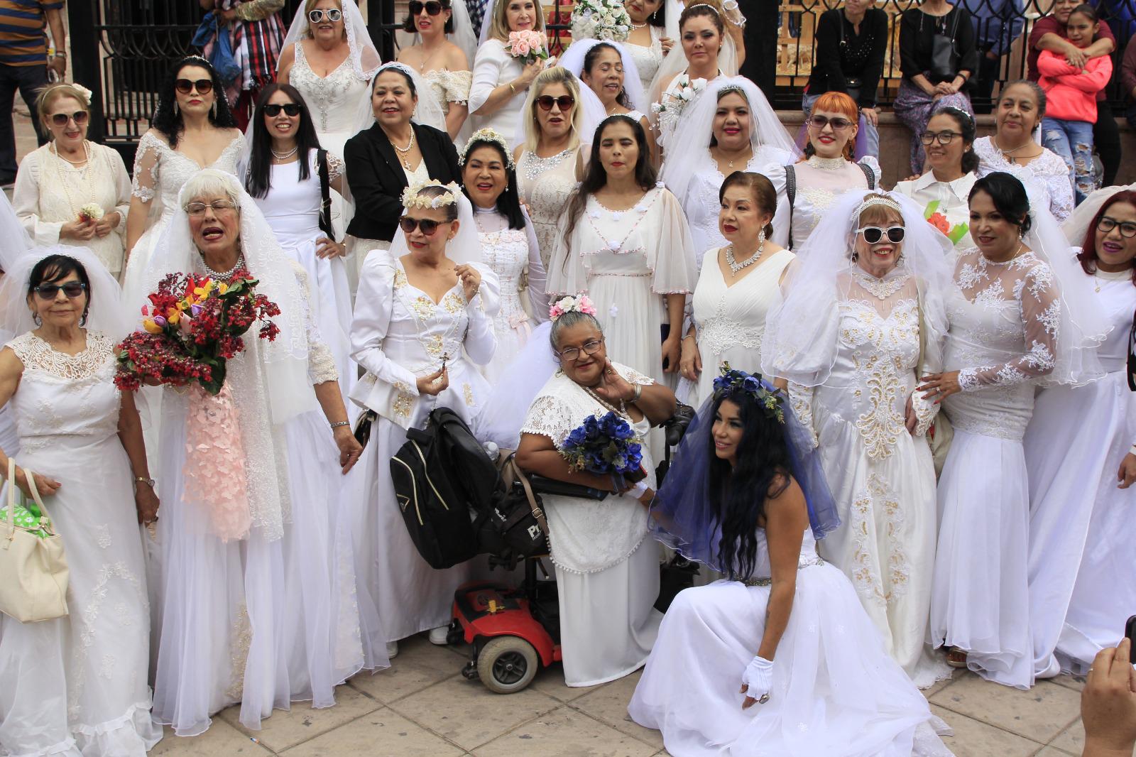 $!Desde el 2015 se volvió una experiencia colectiva que las mujeres se vistan de blanco para que Guadalupe Leyva, la Novia de Culiacán, siga presente.