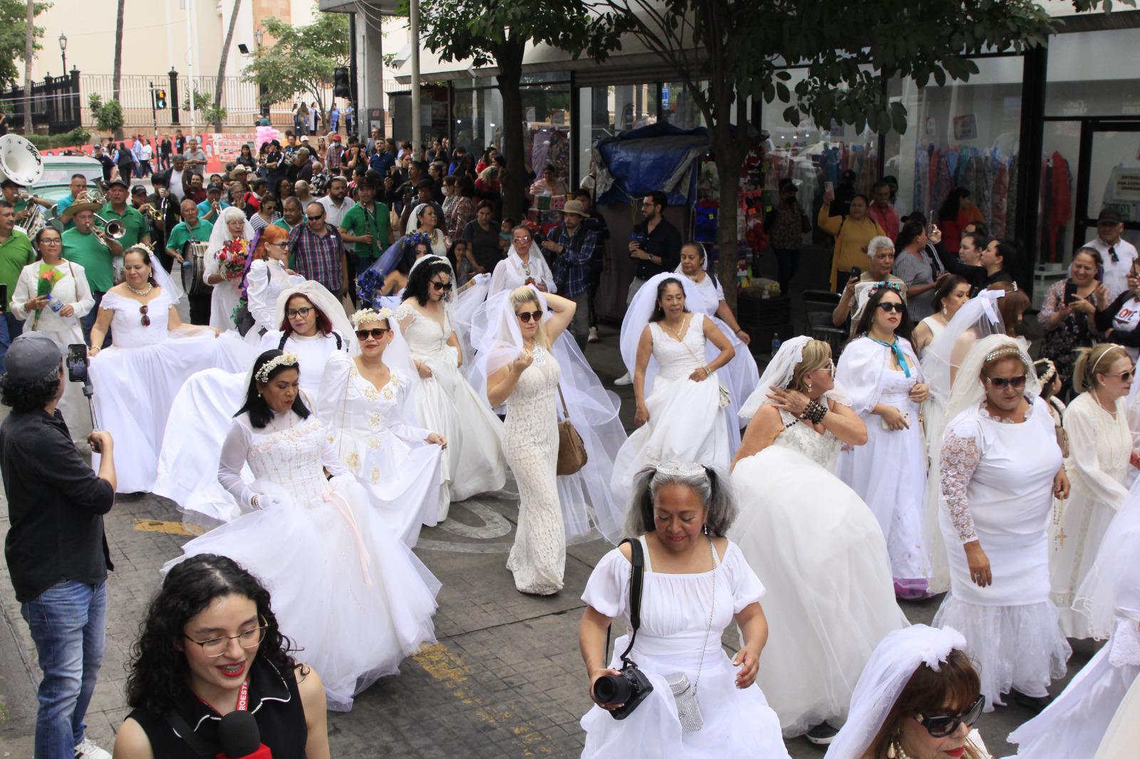 $!Por unos momentos, las mujeres tomaron las calles de la ciudad de Culiacán.