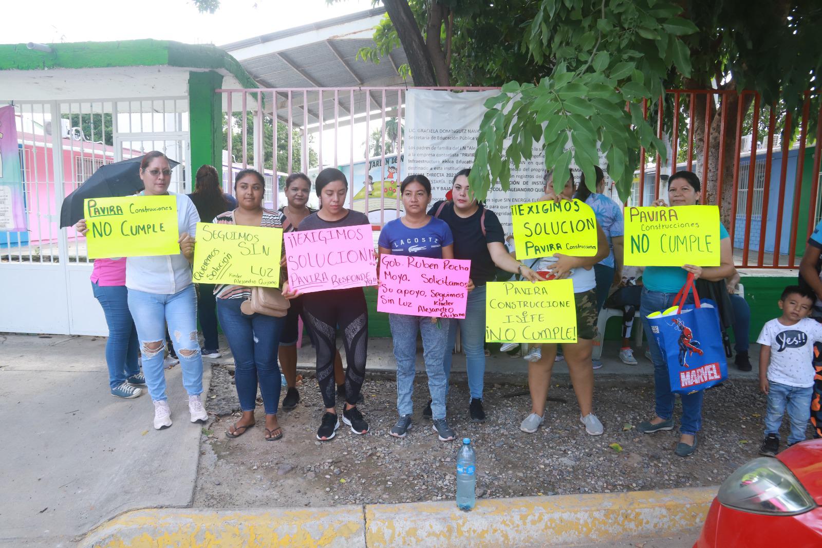 $!Madres de kínder de Villa Unión piden intervención de Gobernador por falta de luz