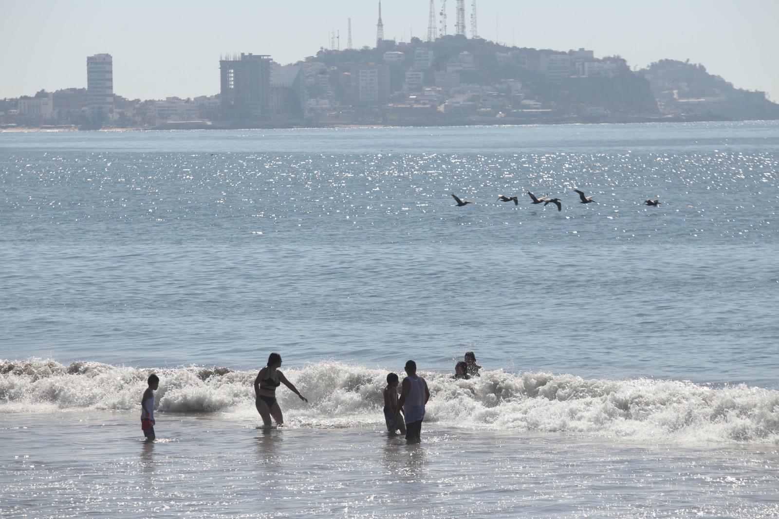 $!Visitantes nacionales disfrutan de Mazatlán en el último fin de semana del año