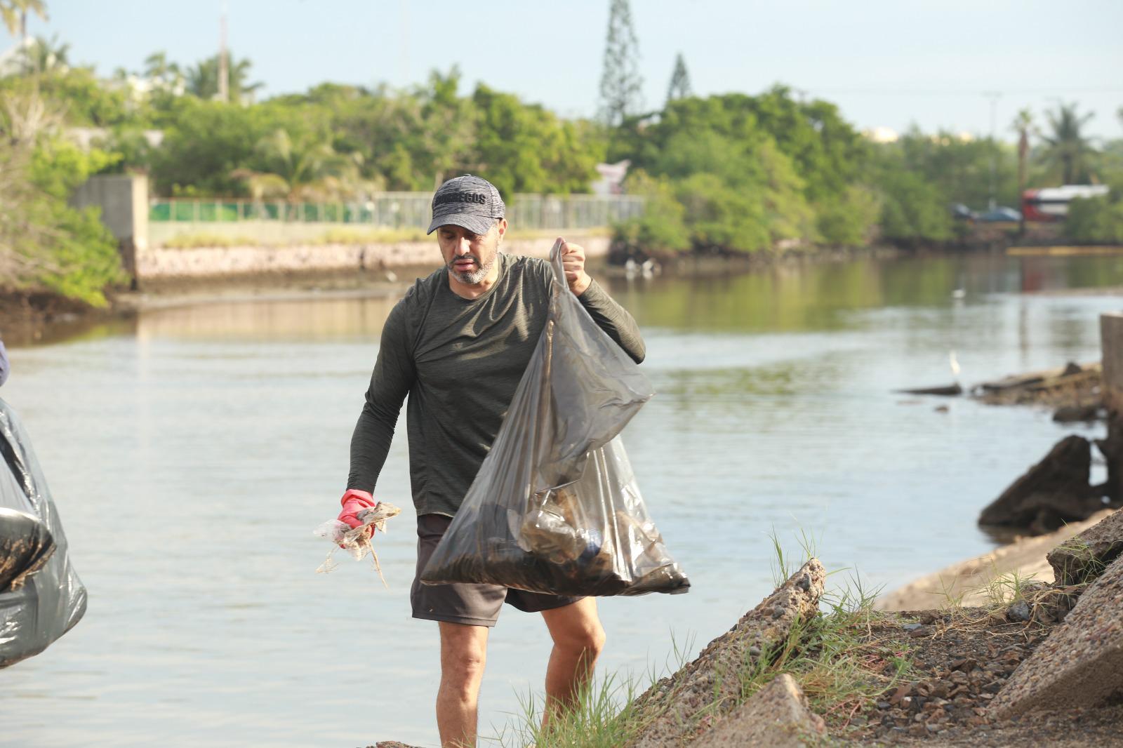 $!Llevan a cabo jornada de limpieza en el Estero del Yugo, en Mazatlán