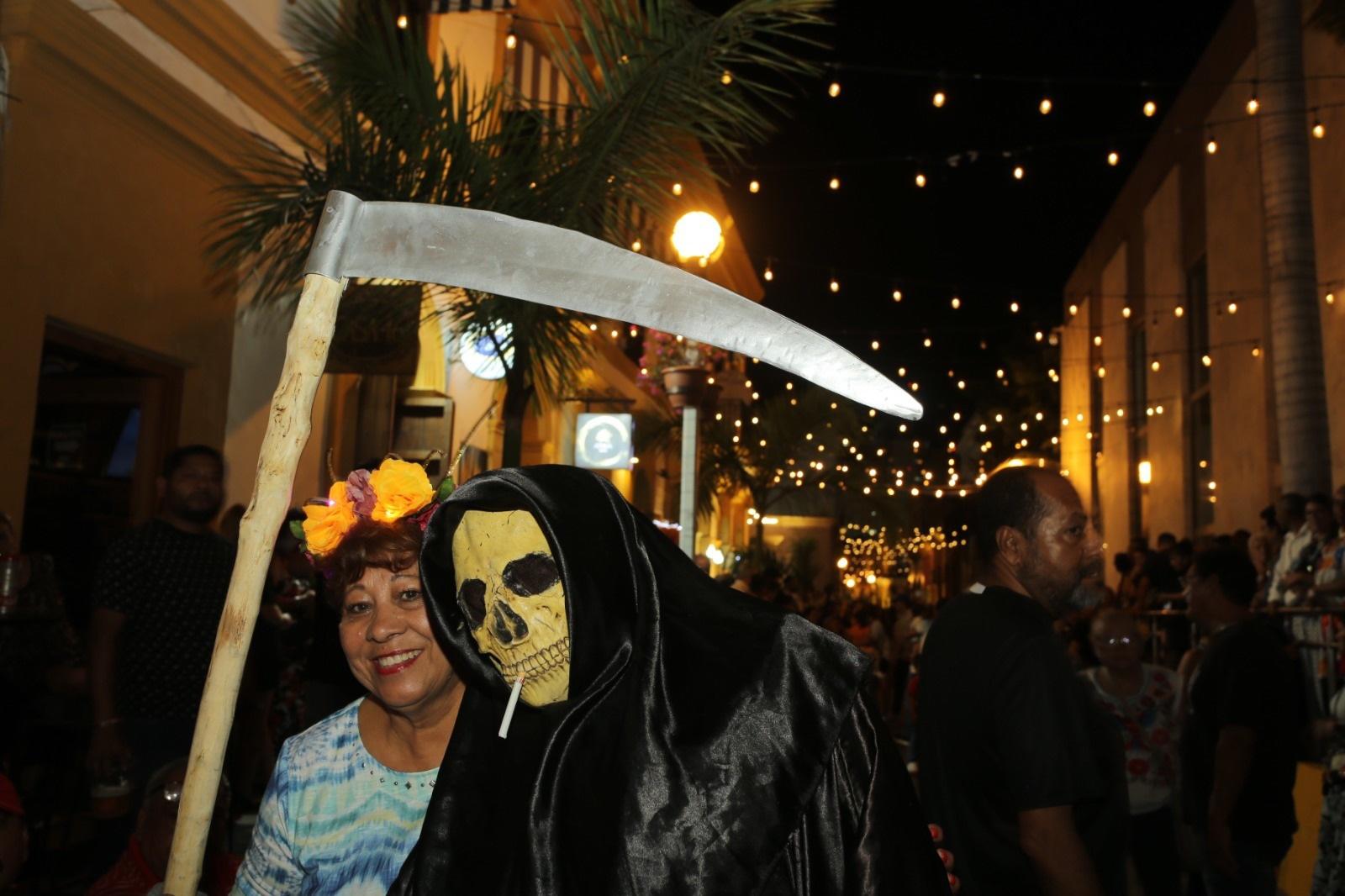 $!Miles de mazatlecos y turistas festejaron a la Muerte, ese día.