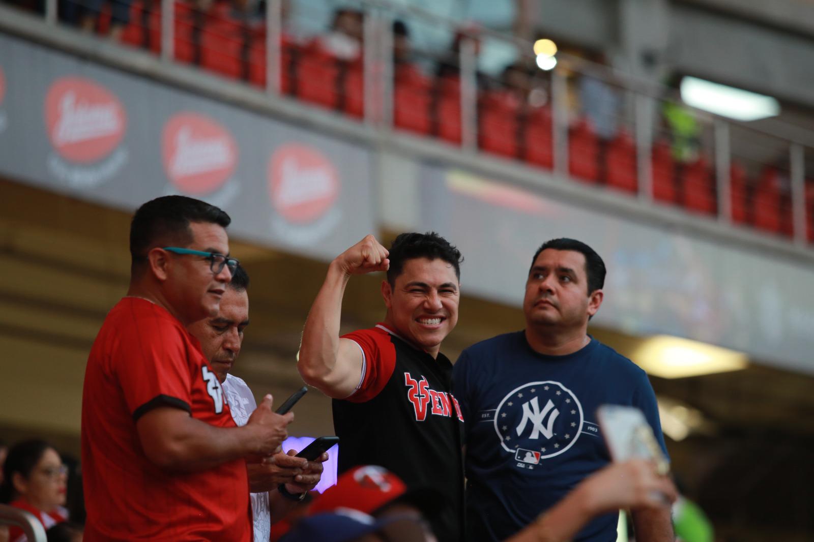 $!Un ‘carnaval’ se presenció afuera del Teodoro Mariscal en la inauguración de la LMP