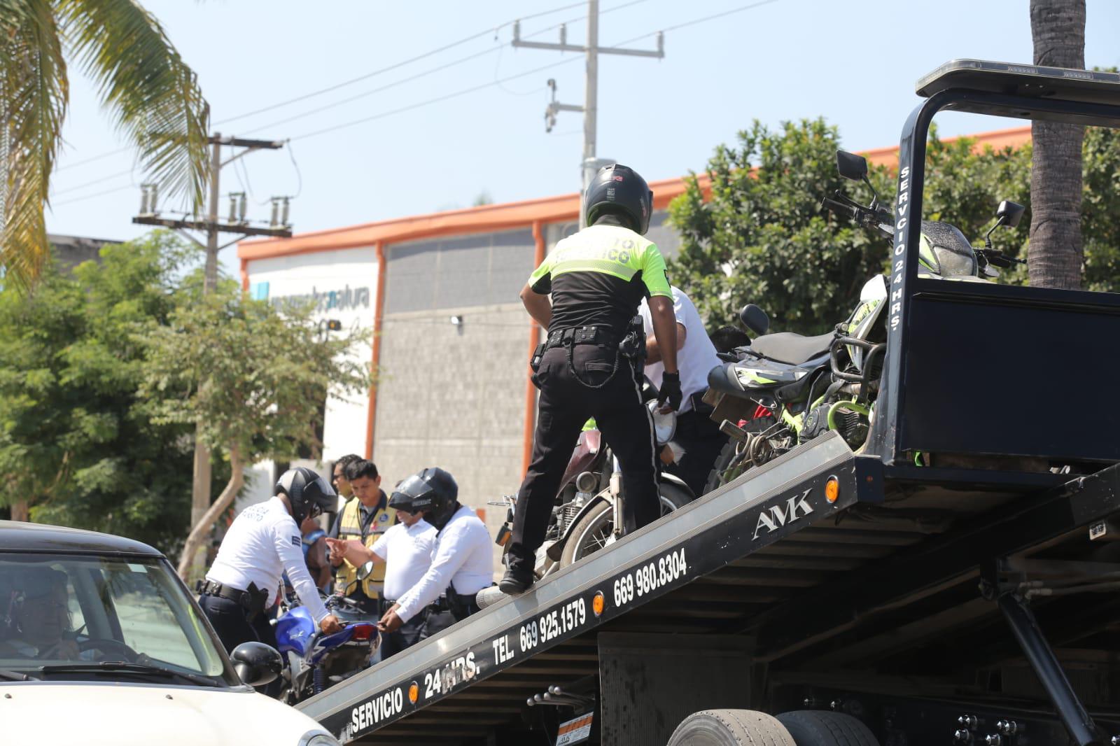 $!Recoge Tránsito cerca de 10 motos de trabajadores de la API que estaban estacionadas en la banqueta, en Mazatlán