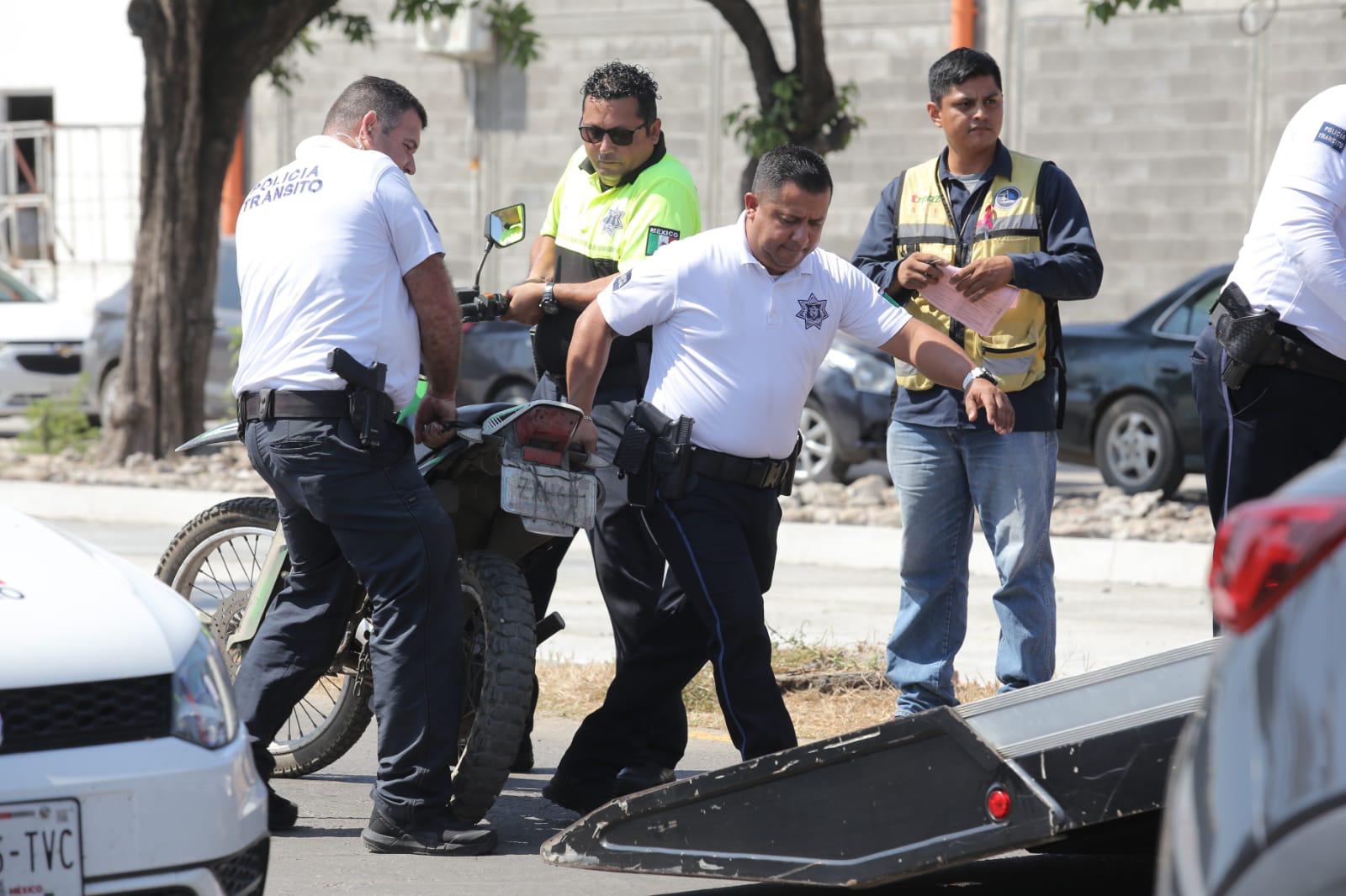 $!Recoge Tránsito cerca de 10 motos de trabajadores de la API que estaban estacionadas en la banqueta, en Mazatlán