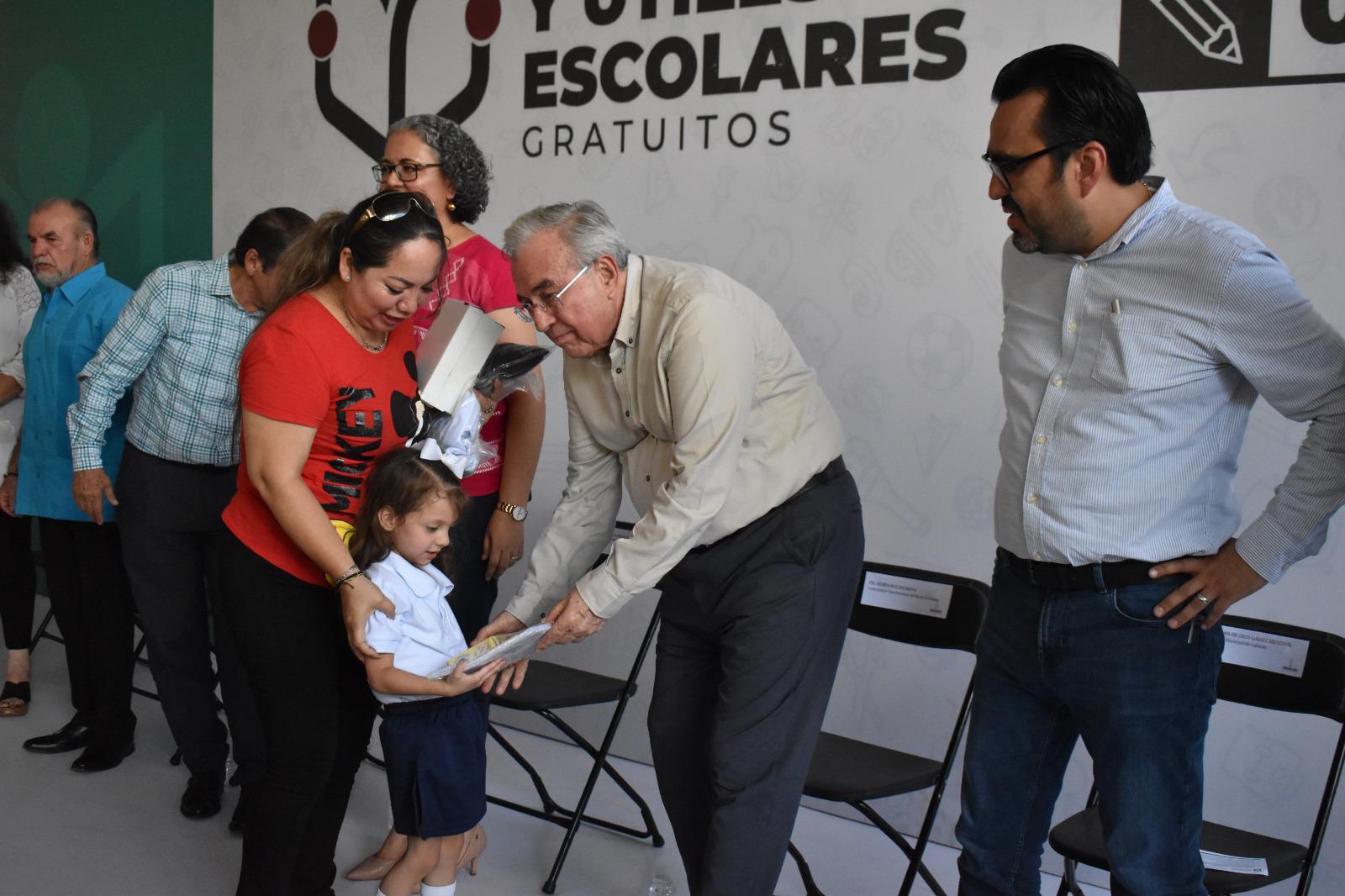 $!Gobernador da banderazo al canje de uniformes y útiles en Sinaloa