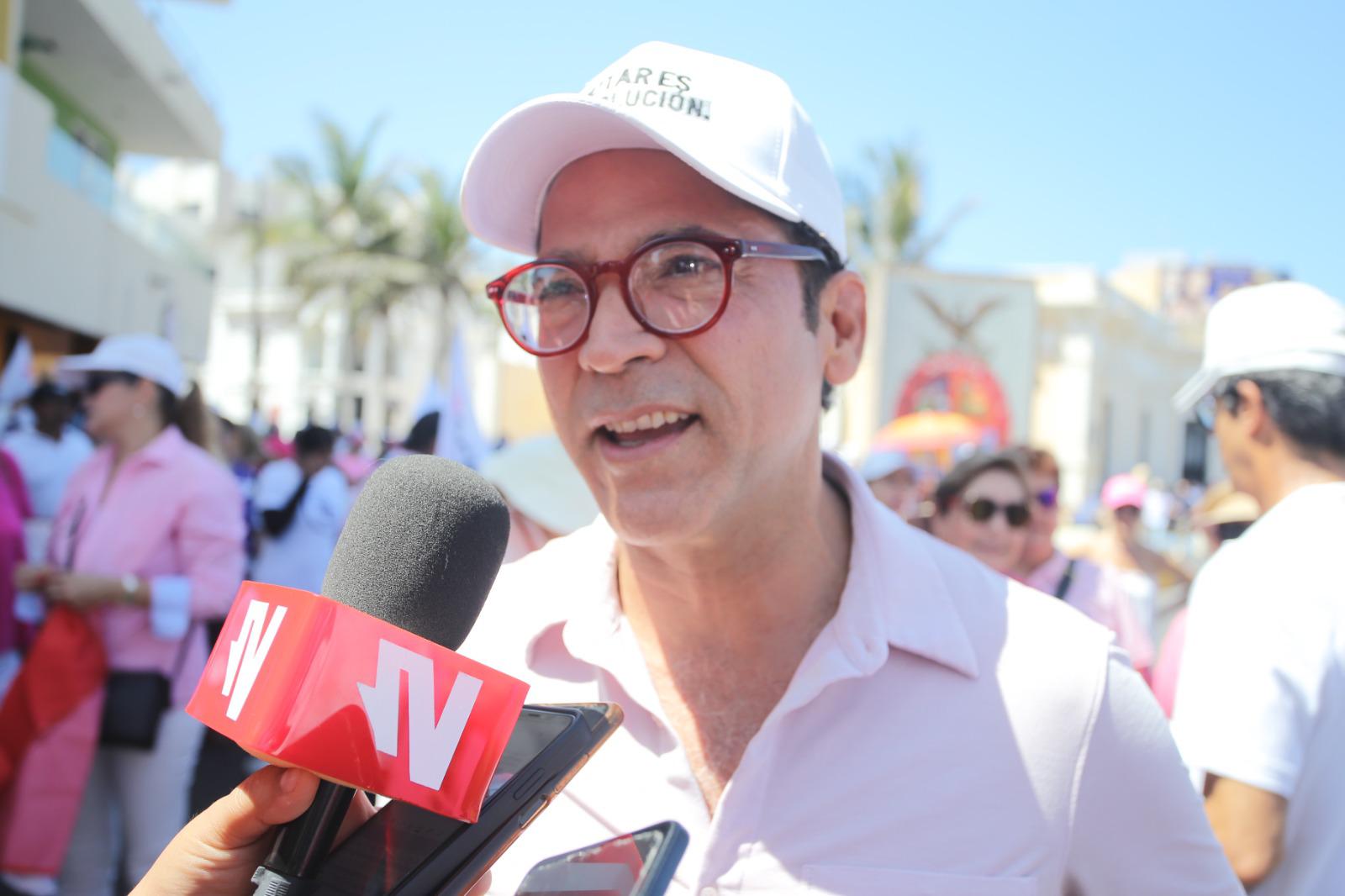 $!Se forma la Marea Rosa en Mazatlán para defender a la democracia