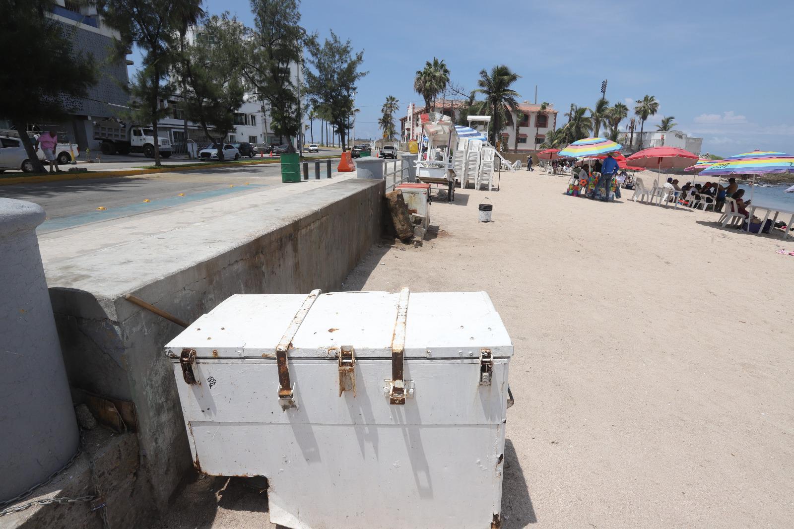 $!Acaparan comerciantes grandes espacios de playa en Pinitos y dejan poco lugar a los bañistas