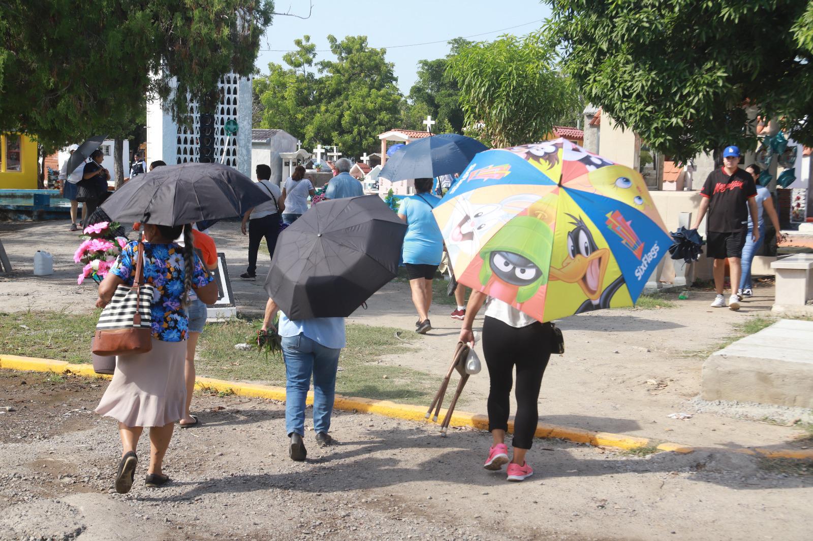 $!Acuden cientos de personas a visitar a sus ‘angelitos’ a los panteones de Mazatlán