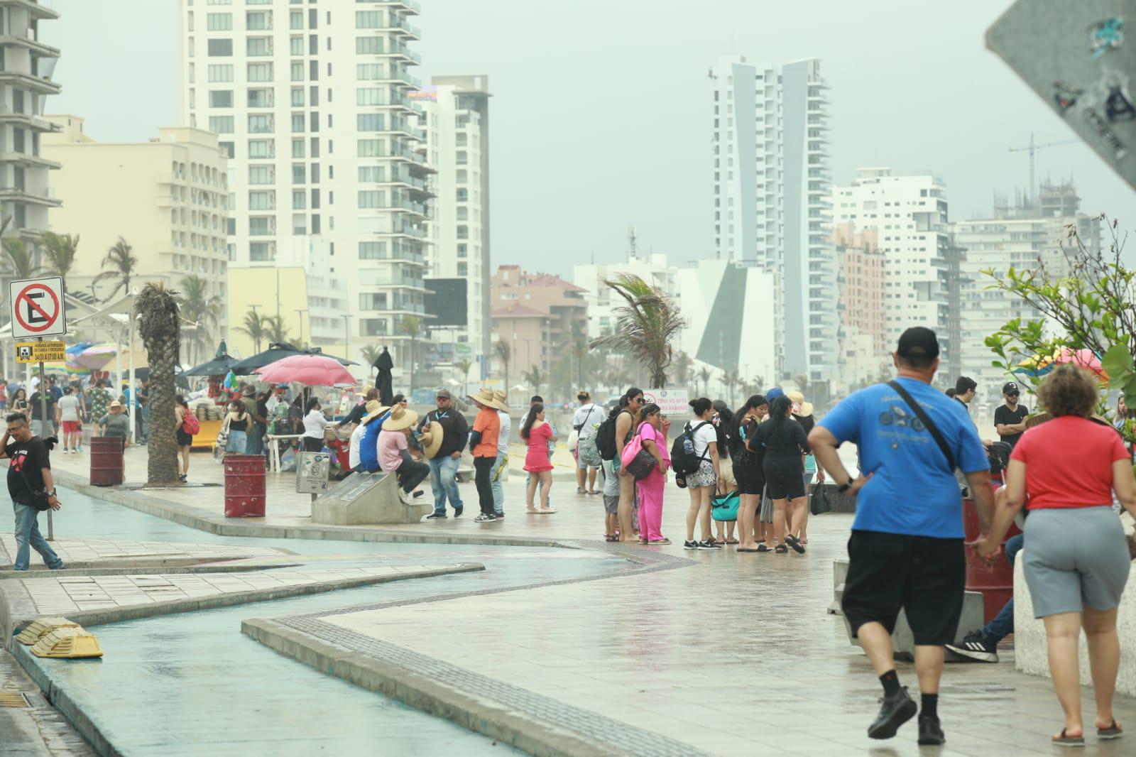 $!Caen intensas lluvias en Mazatlán y ponen en alerta a vecinos de zonas bajas