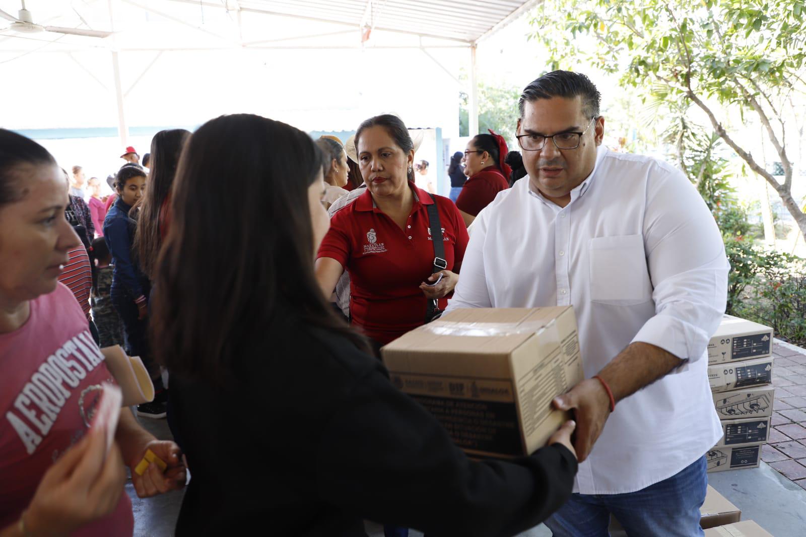 $!Entregan apoyos a familias de La Noria, en Mazatlán