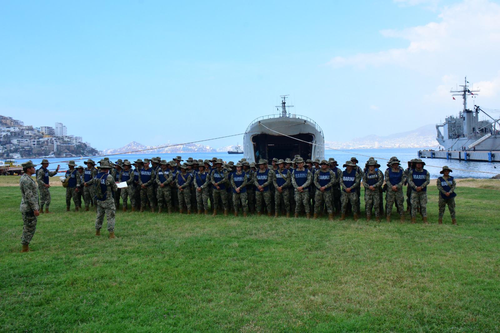 $!Desembarcan Buques Logísticos ARM ayuda humanitaria y combustible en Acapulco, Guerrero