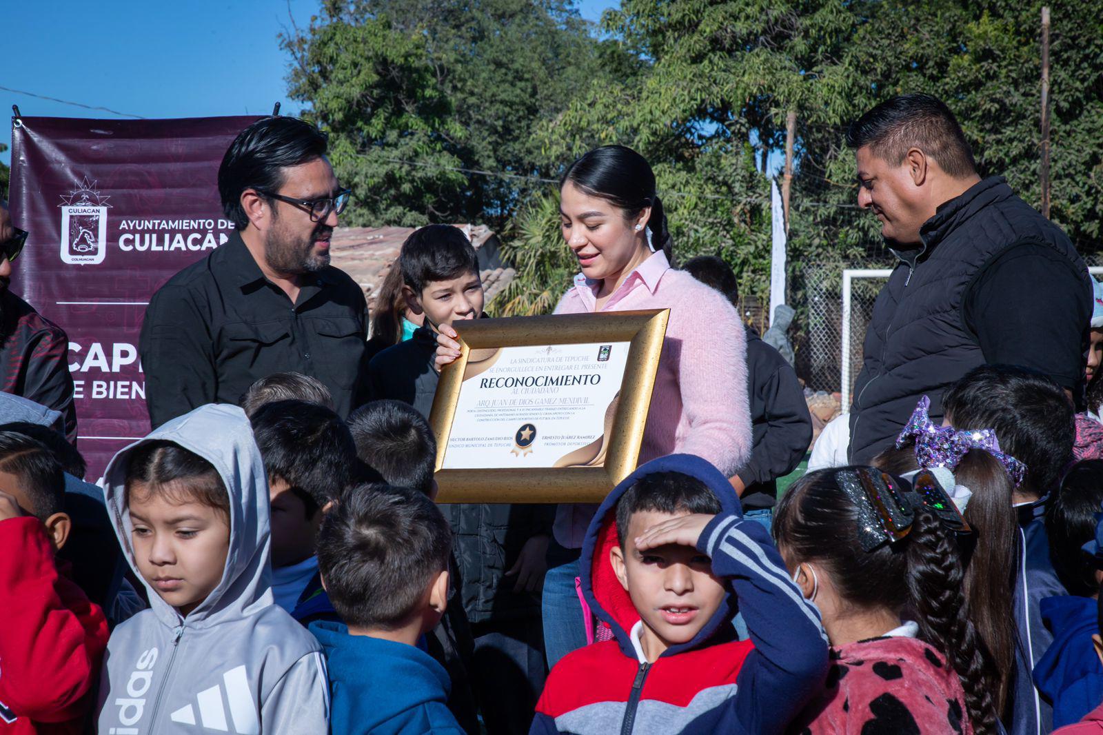 $!Entregan cancha de futbol, acciones de vivienda e inauguran obras de rehabilitación en Tepuche