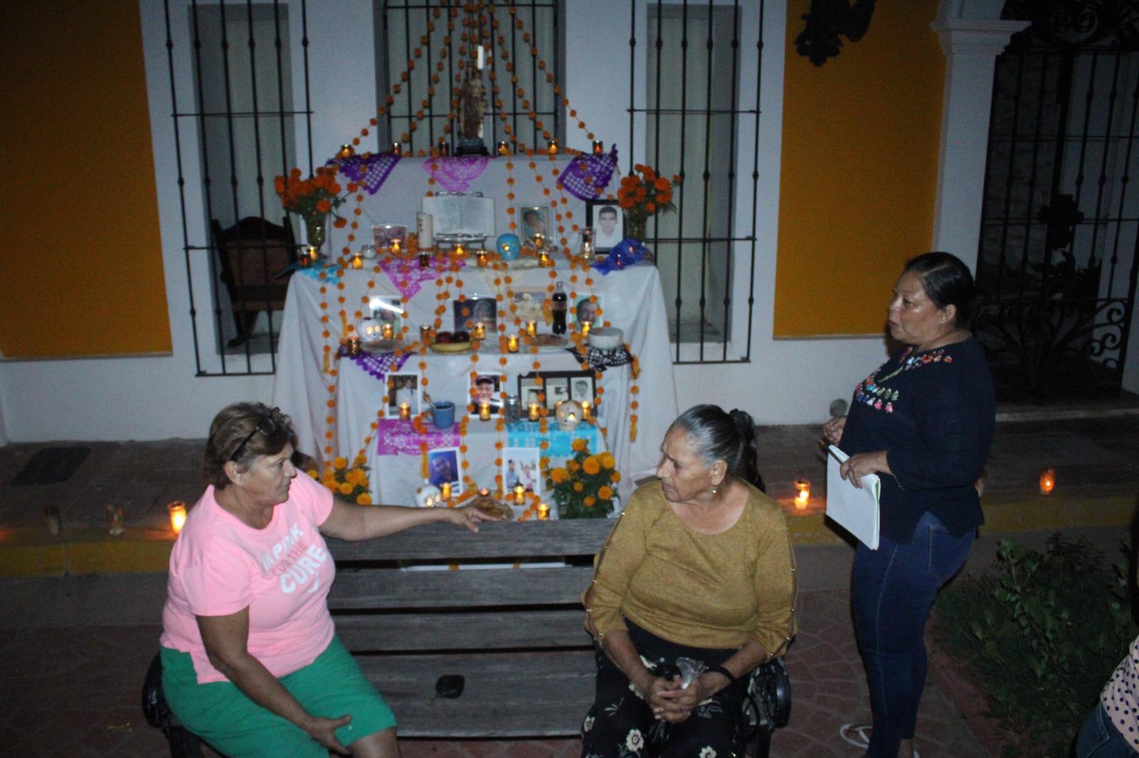 $!Exponen con nostalgia tradicionales altares de muertos en Rosario