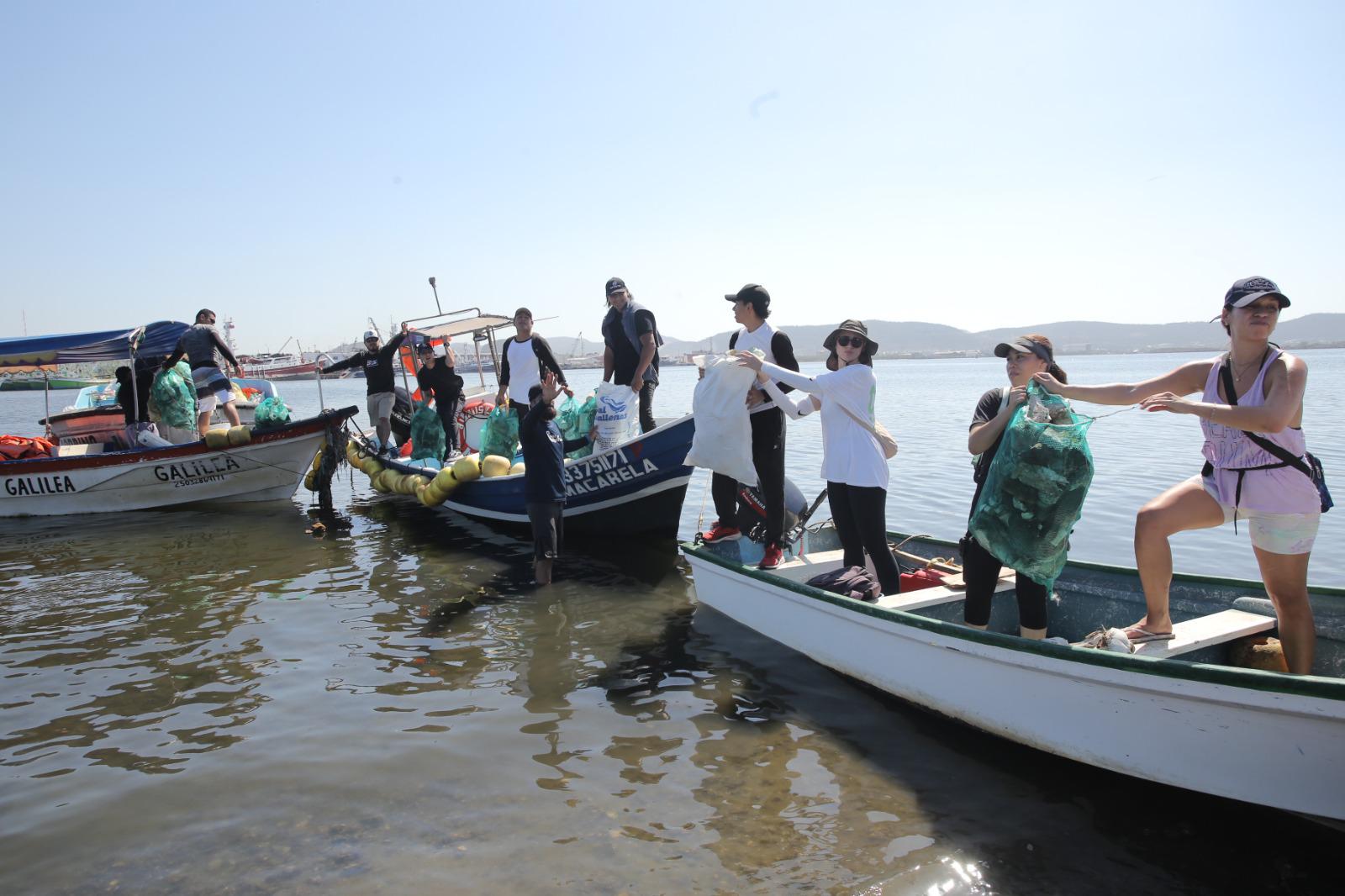 $!Limpian isla cubierta de basura en el canal de navegación, en Mazatlán