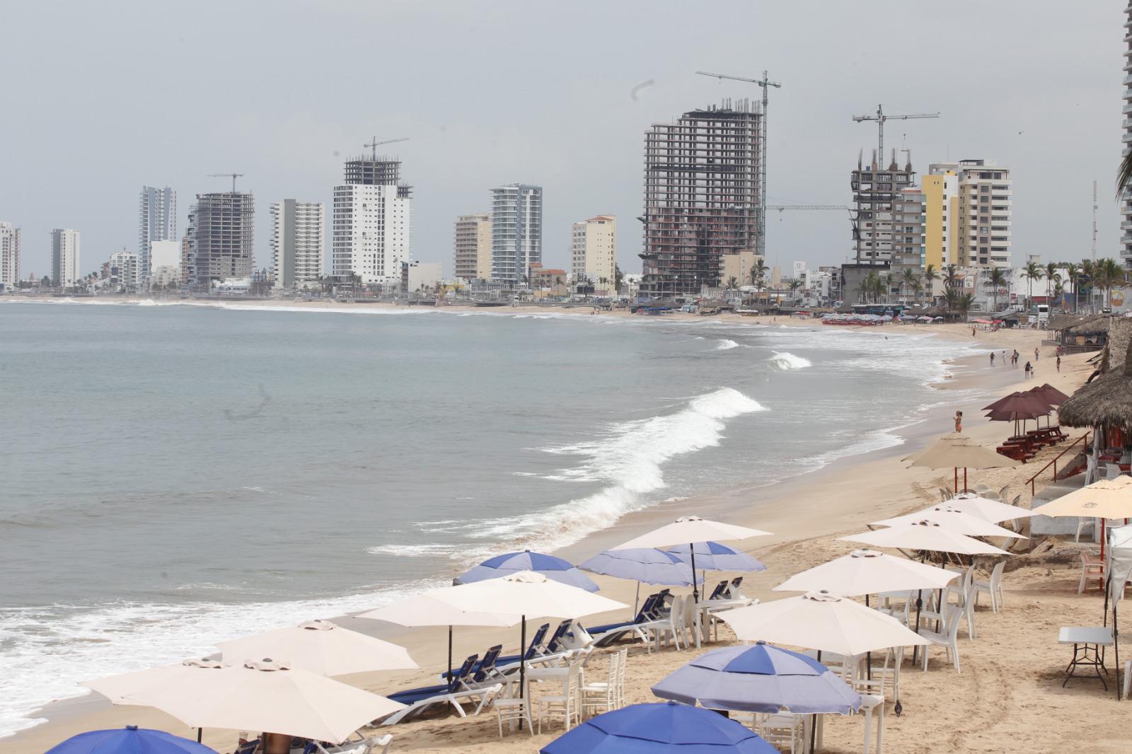 $!Inicia Mazatlán fin de semana con oleaje tranquilo en sus playas