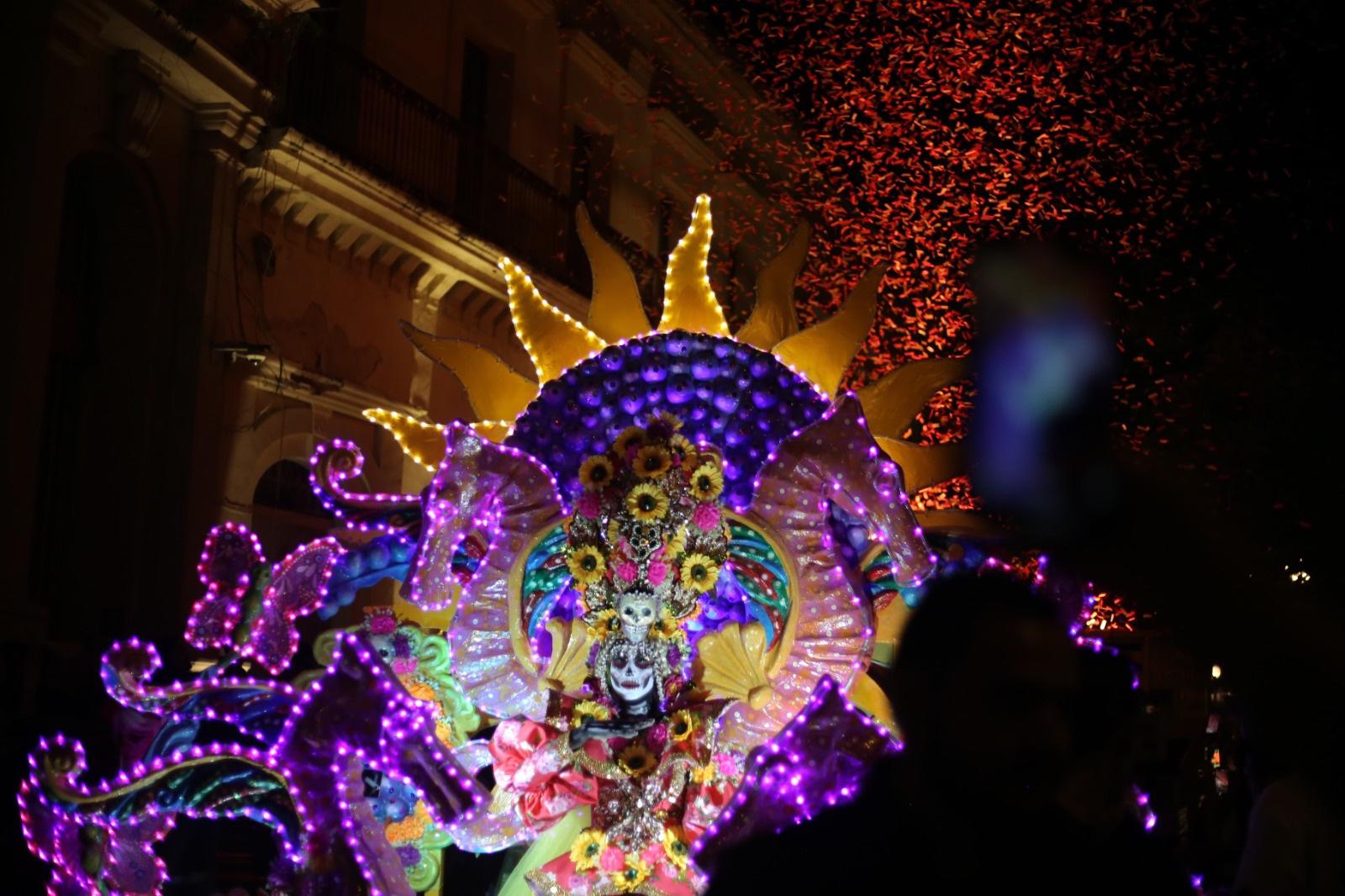 $!_La espectacular Catrina “Alucinantes del Mar y Viento”, creada por Luis Antonio Ríos “Momo”, encabezó la tradicional Callejoneada de Día de Muertos.