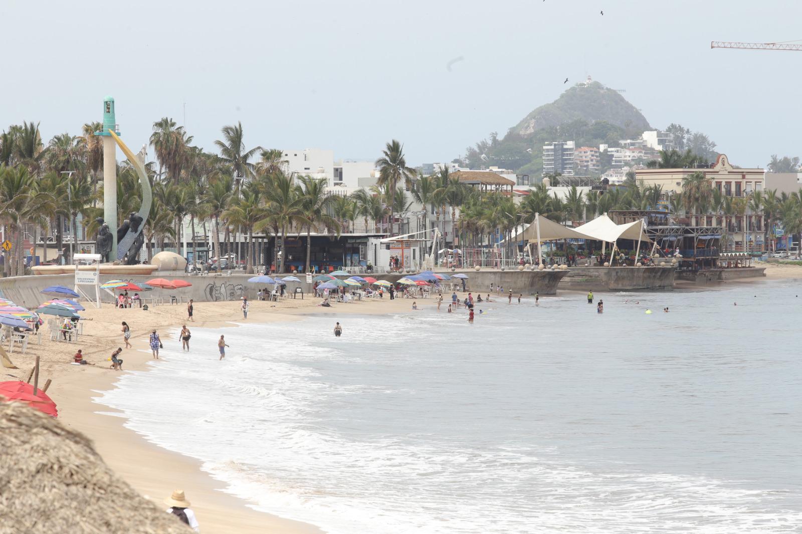 $!Inicia Mazatlán fin de semana con oleaje tranquilo en sus playas