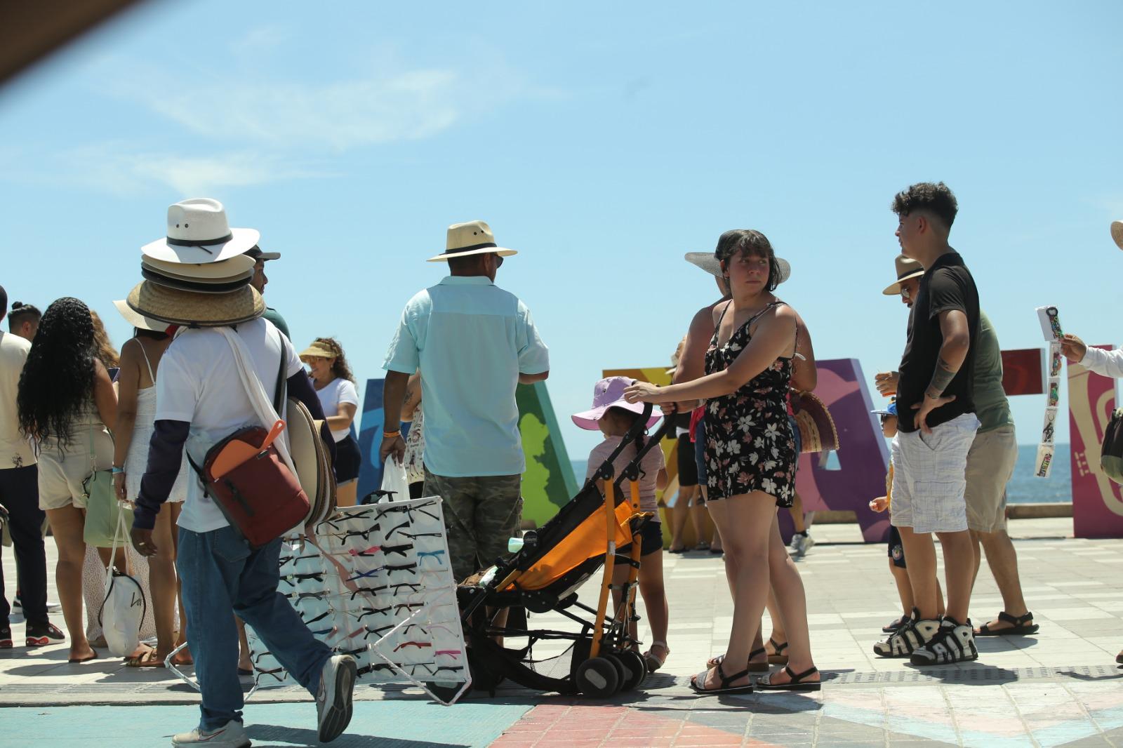 $!Disfrutan turistas de Mazatlán a unas horas del Grito de Independencia