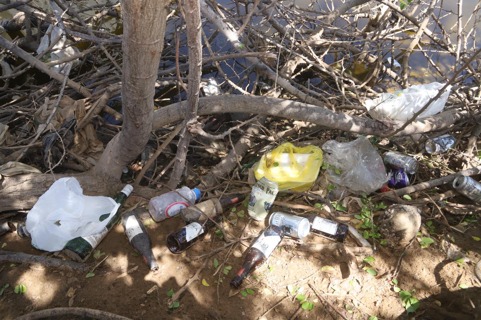 $!Tiran todo tipo de basura en el Estero del Yugo, en Mazatlán