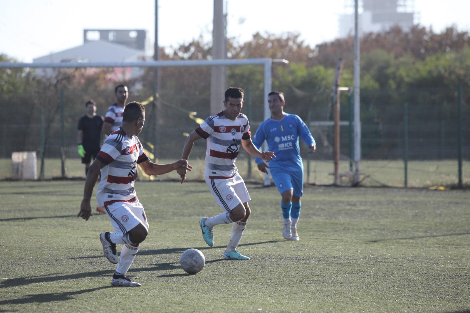 $!Aluminio El Pollo se impone a Federales en Futbol Superveteranos