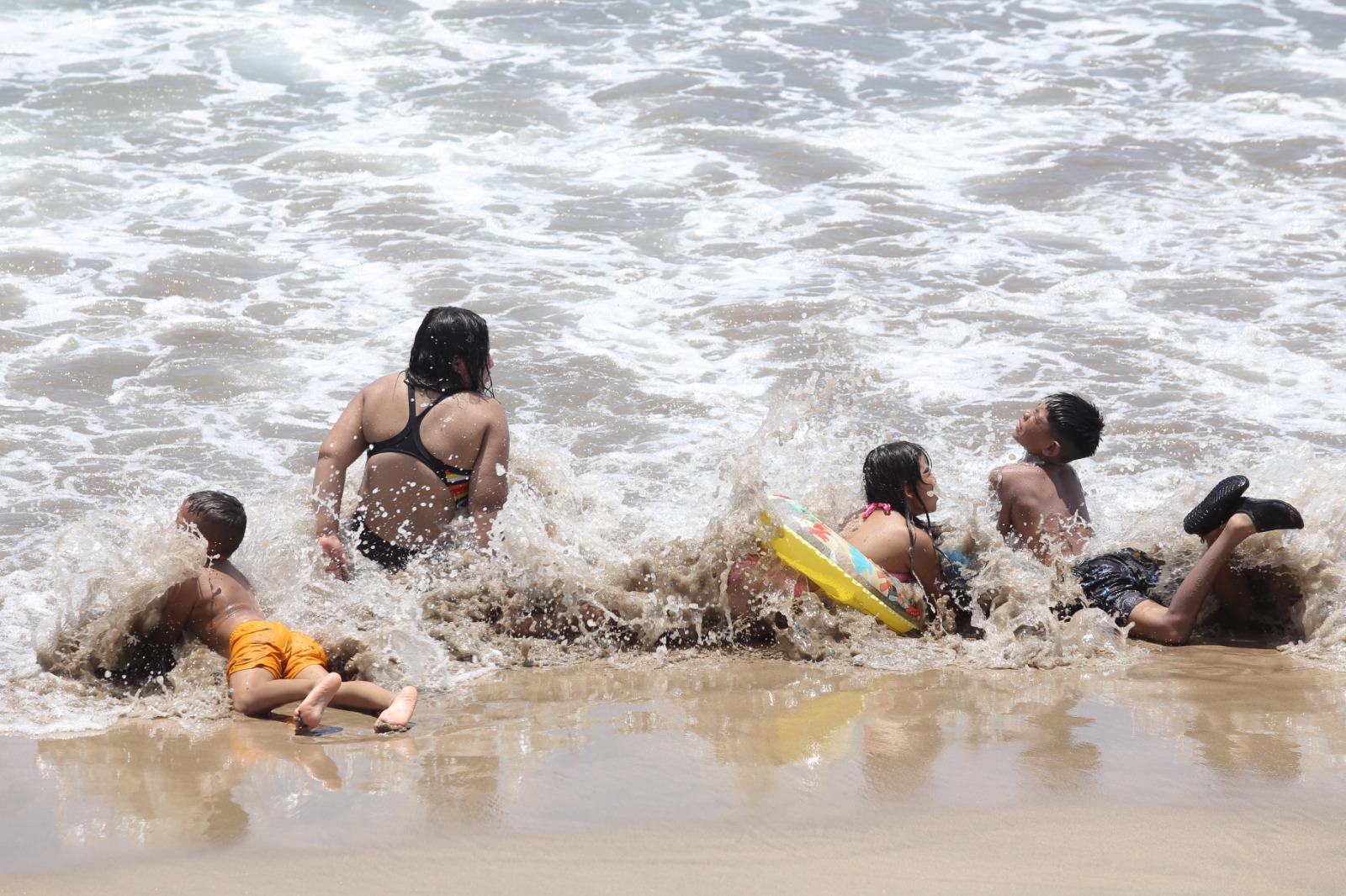 $!Alertan a bañistas con banderas de precaución y quemadores en Mazatlán