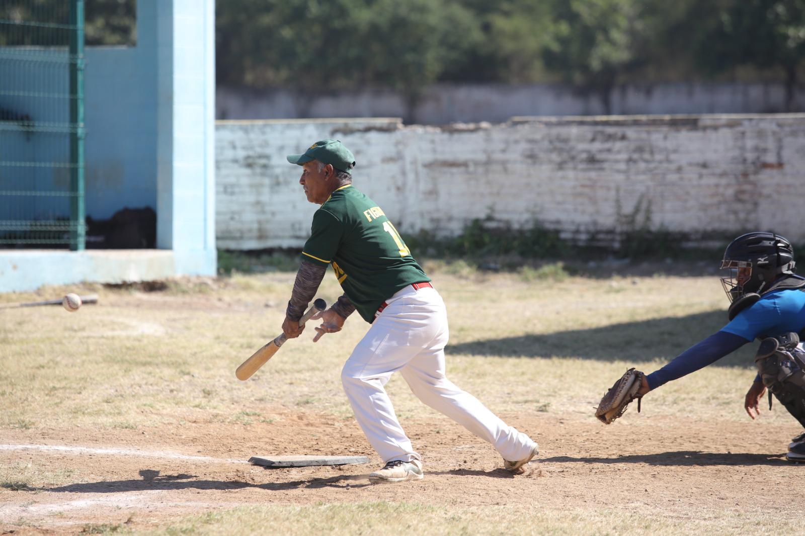 $!Familia Corlosqui es campeón de playoffs de 60 Años y Más, en el Chololos