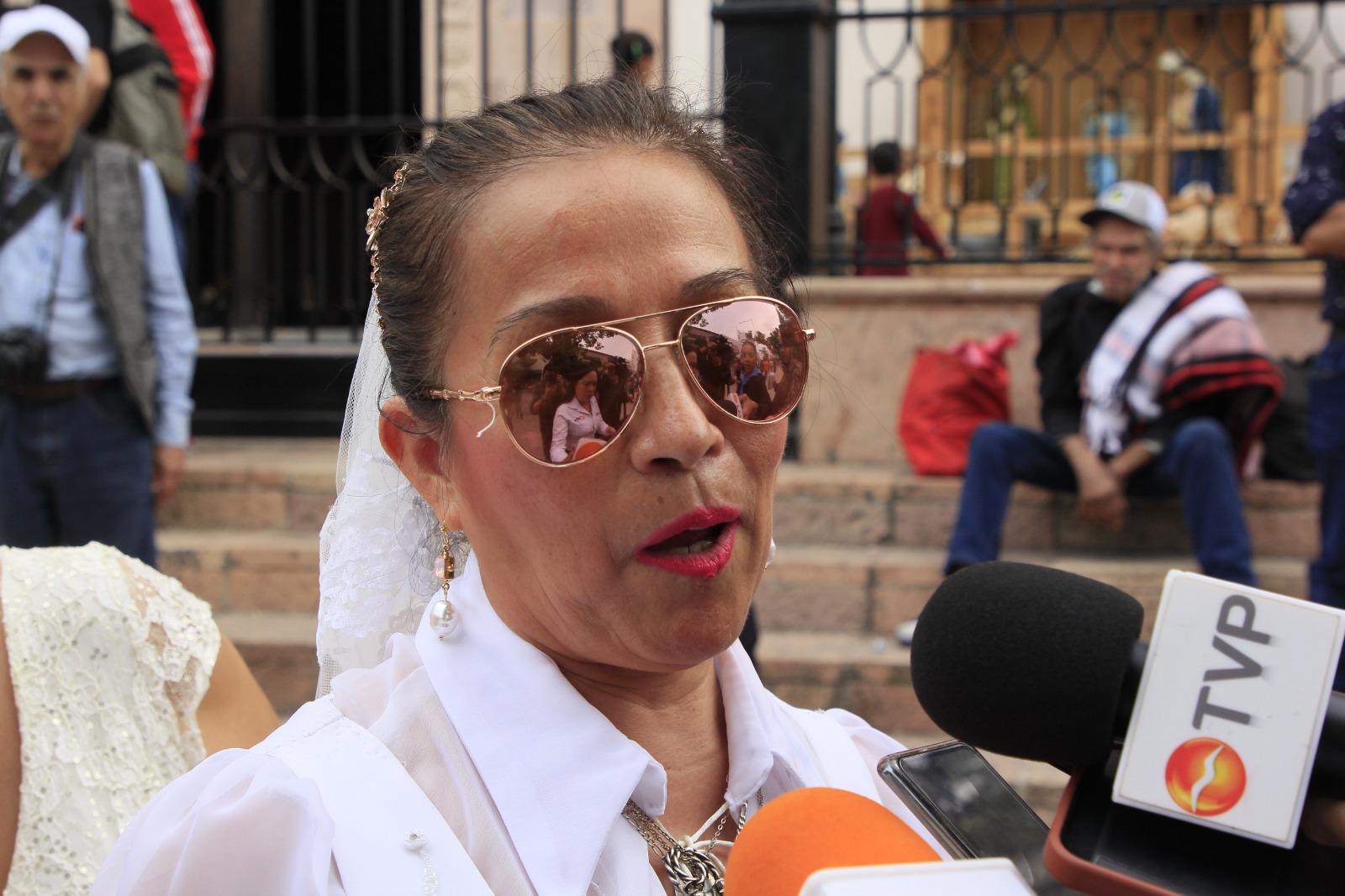 $!La artista visual María Romero recorre las calles representando al personaje de Lupita, la novia de Culiacán, desde 1996.