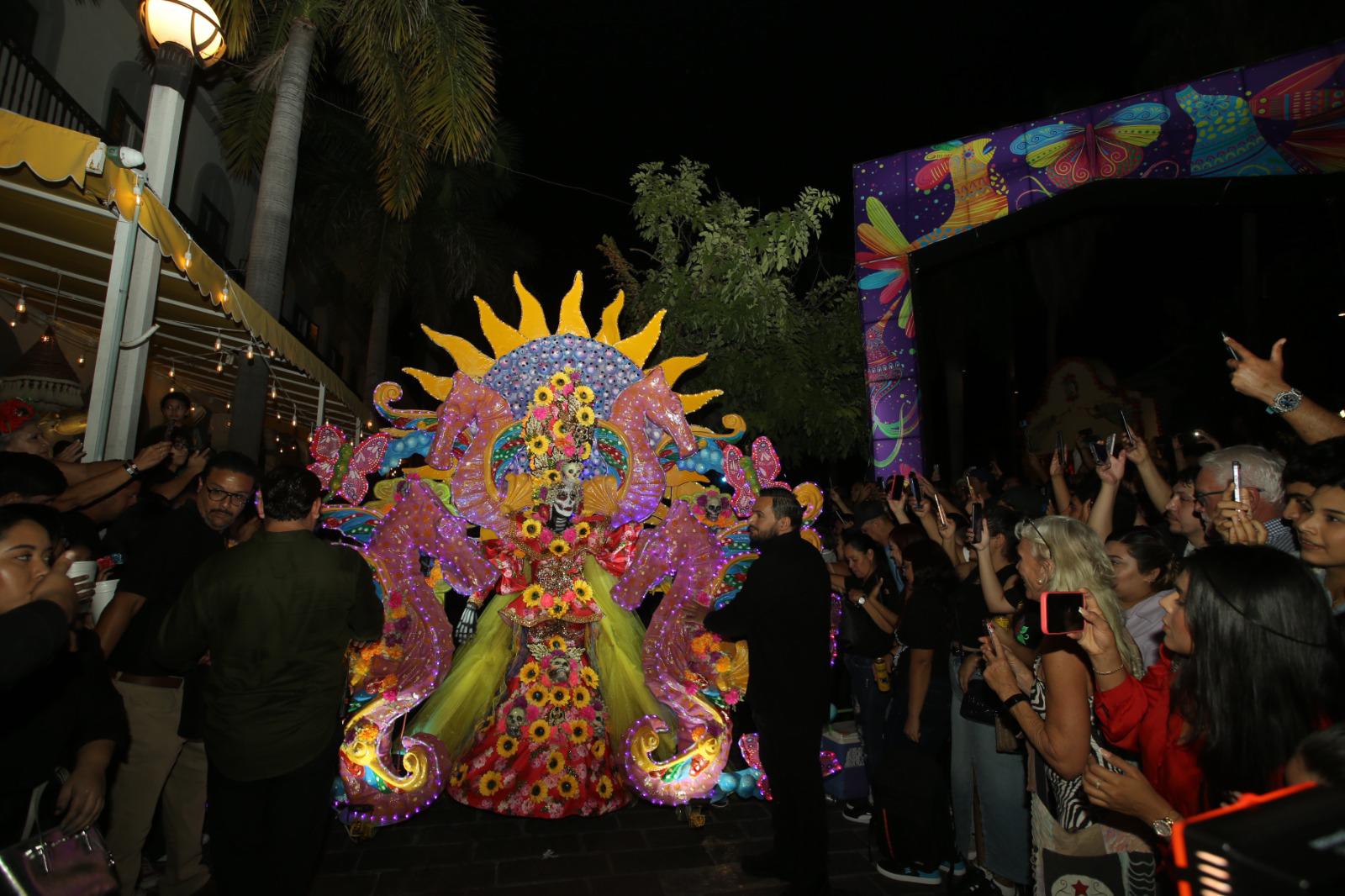 $!Miles de personas disfrutan la Callejoneada de Día de Muertos en Mazatlán