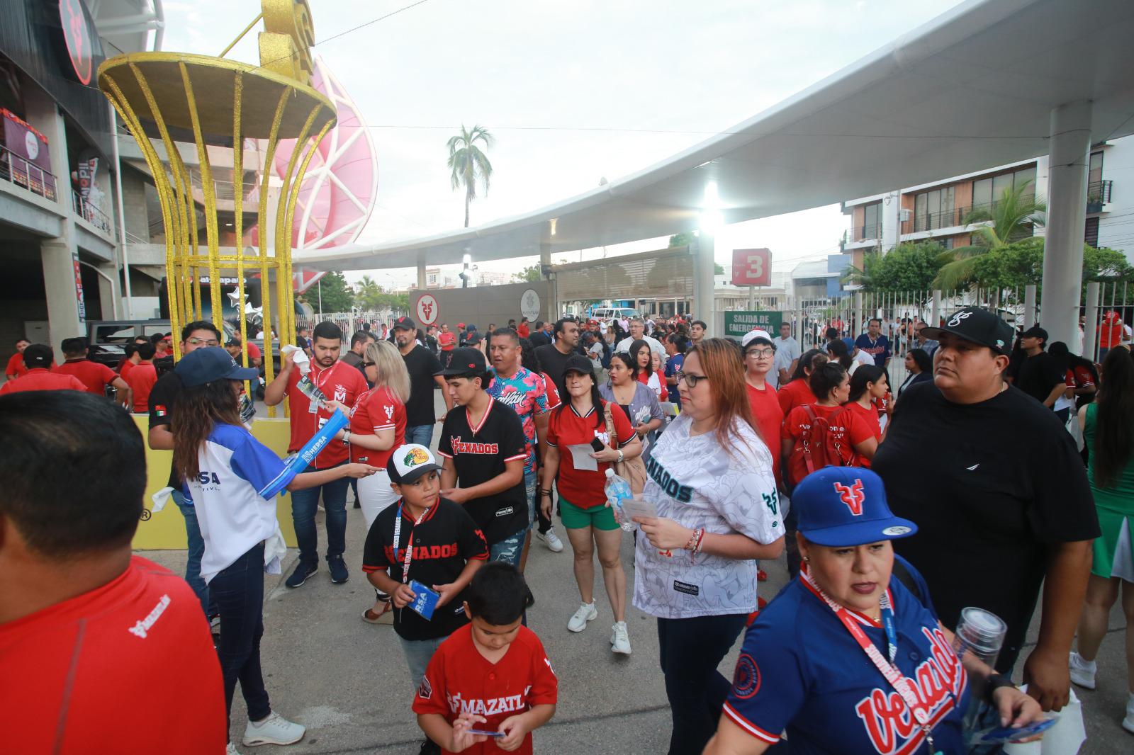 $!Un ‘carnaval’ se presenció afuera del Teodoro Mariscal en la inauguración de la LMP