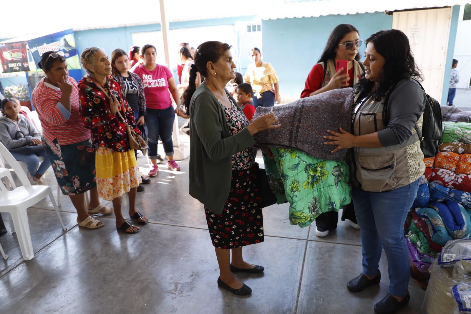 $!Entregan apoyos a familias de La Noria, en Mazatlán