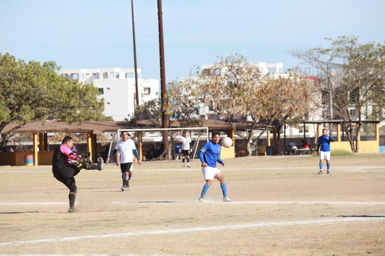 $!Hospital General golea a Doctores Bravo, en Futbol Intermédicos