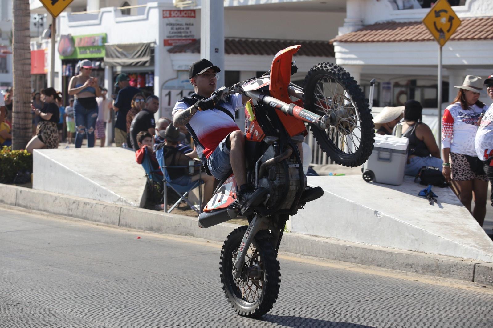 $!Rugen máquinas en el malecón en el desfile de la Semana de la Moto Mazatlán 2024