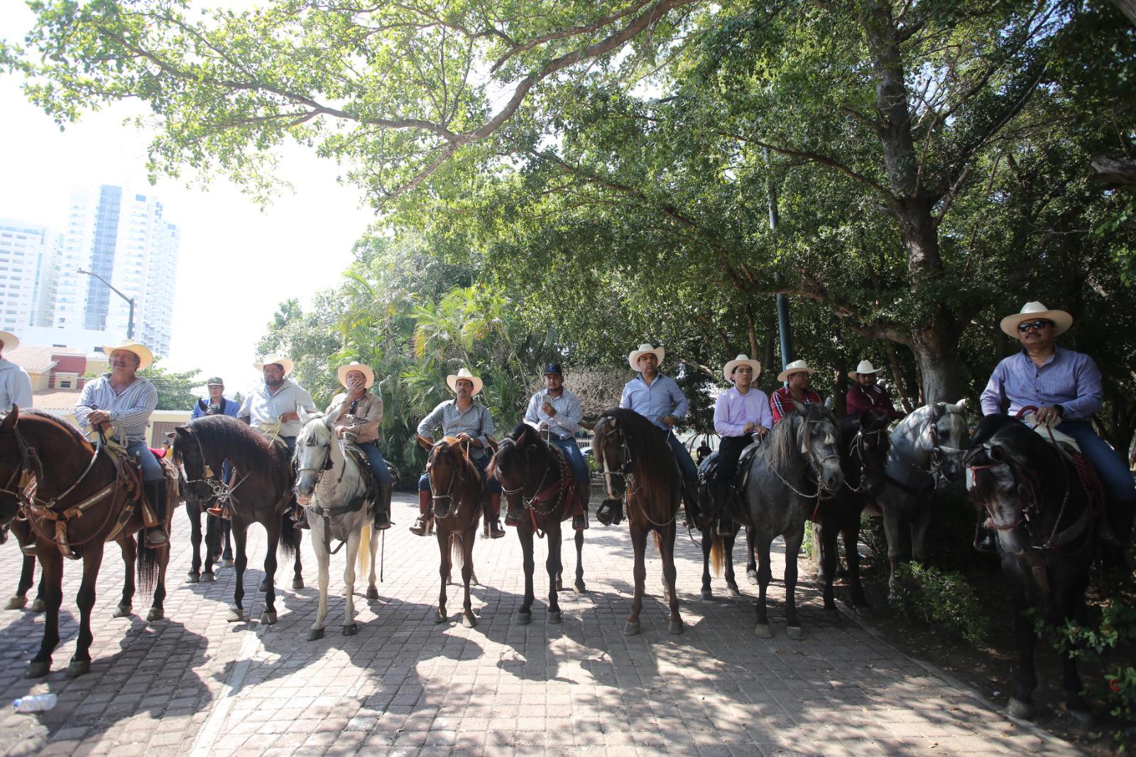 $!Charros y feligreses demuestran su devoción a San Judas Tadeo con peregrinación y cabalgata