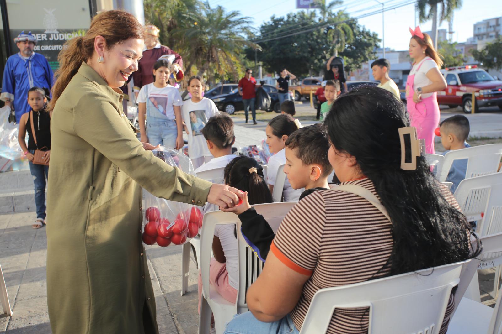 $!Reparten alegría los Reyes Magos en Mazatlán