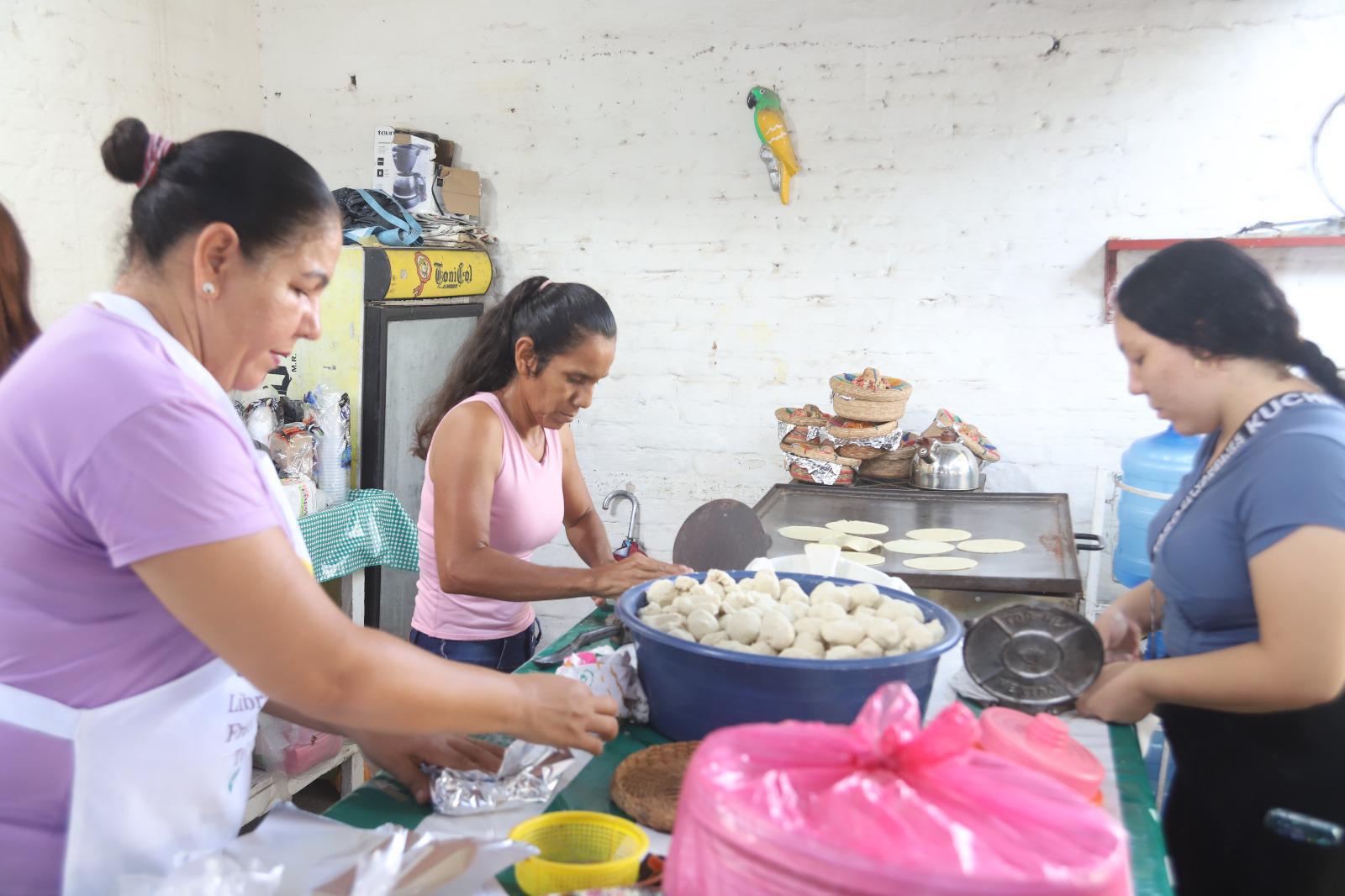 $!Las tortillas hechas a mano y en el comal.